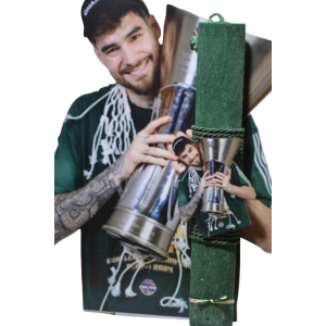 Χειροποίητη Αρωματική Λαμπάδα Με τον Πράσινο Μπασκεμπολίστα  σε ξύλινη Διακοσμητική Βάση (2026228)