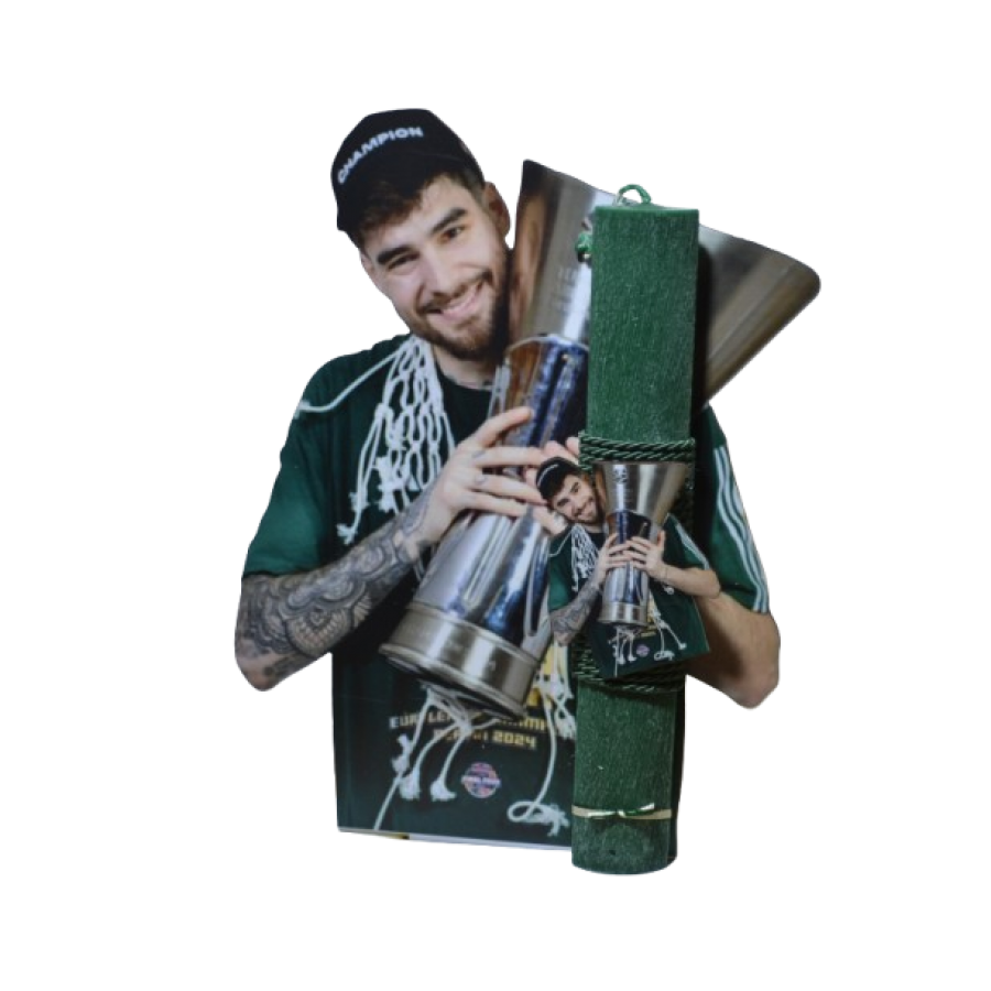 Χειροποίητη Αρωματική Λαμπάδα Με τον Πράσινο Μπασκεμπολίστα  σε ξύλινη Διακοσμητική Βάση (2026228)