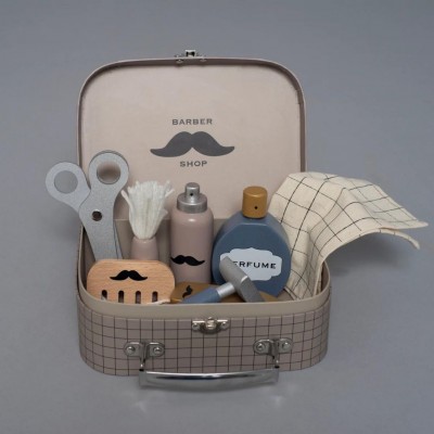 Jabadabado: Βαλιτσάκι Κουρέα με ξύλινα εργαλεία (JB-W7222) Jabadabado: Βαλιτσάκι Κουρέα με ξύλινα εργαλεία (JB-W7222)