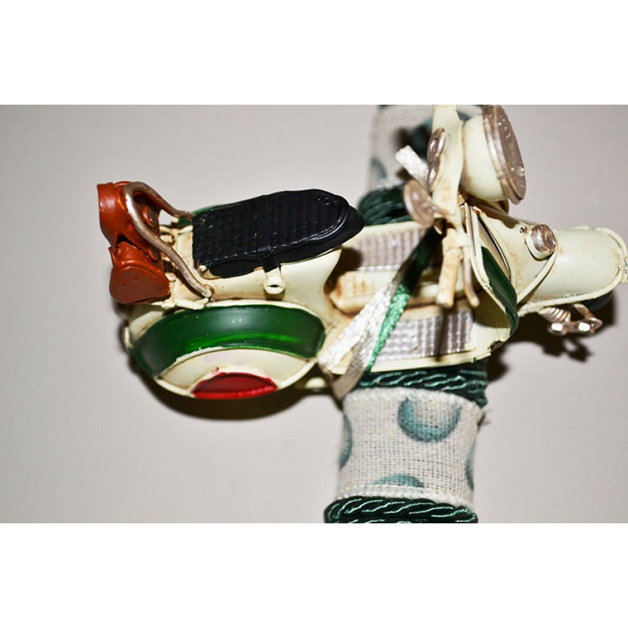 Χειροποίητη Αρωματική Λαμπάδα Με Λευκή Μεταλλική Βέσπα (2023167)