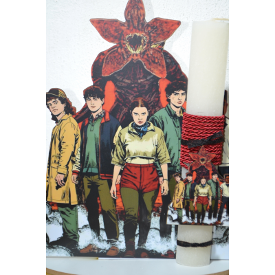 Χειροποίητη Αρωματική Λαμπάδα Με stranger things σε ξύλινη Διακοσμητική Βάση (2026156) Χειροποίητη Αρωματική Λαμπάδα Με stranger things σε ξύλινη Διακοσμητική Βάση (2026156)