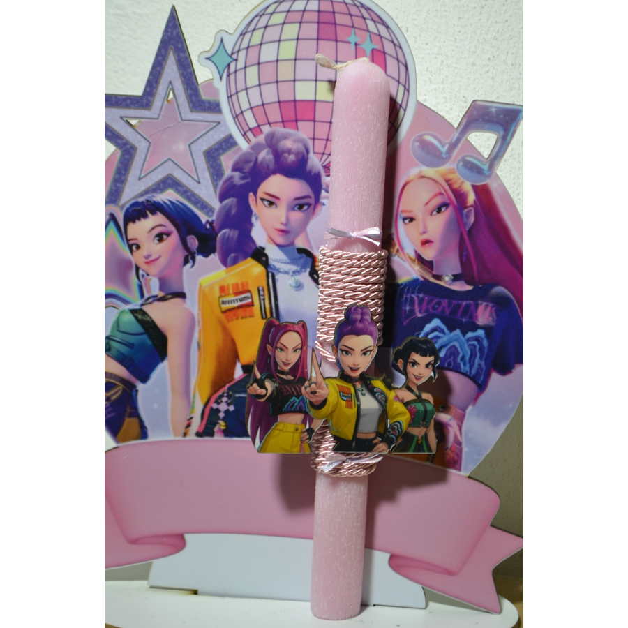 Χειροποίητη Αρωματική Λαμπάδα Με τo Διάσημo Group Huntrix σε Διακοσμητική Βάση (2026245) Χειροποίητη Αρωματική Λαμπάδα Με τo Διάσημo Group Huntrix σε Διακοσμητική Βάση (2026245)