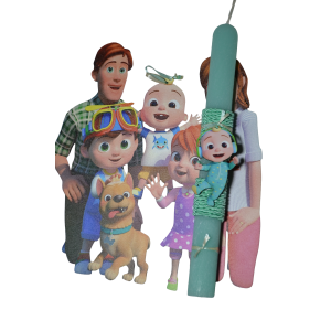 Χειροποίητη Αρωματική Λαμπάδα Με τον Baby Shark σε ξύλινη Διακοσμητική Βάση (2026247)