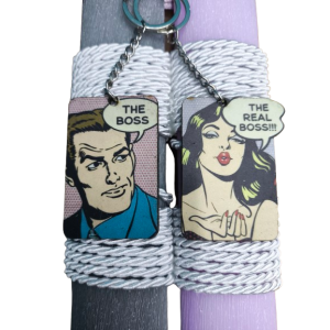 Χειροποίητη Αρωματική Λαμπάδα Για Ζευγάρι με μπρελόκ who's the Boss ? (2026272) Χειροποίητη Αρωματική Λαμπάδα Για Ζευγάρι με μπρελόκ who's the Boss ? (2026272)