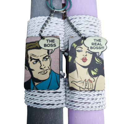 Χειροποίητη Αρωματική Λαμπάδα Για Ζευγάρι με μπρελόκ who's the Boss ? (2026272) Χειροποίητη Αρωματική Λαμπάδα Για Ζευγάρι με μπρελόκ who's the Boss ? (2026272)