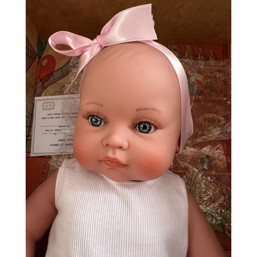 Magic baby Παιδική κούκλα μωρό "Alicia με λευκό φόρεμα και μεγάλο ροζ φιόγκο"-45εκ. (MB46720)