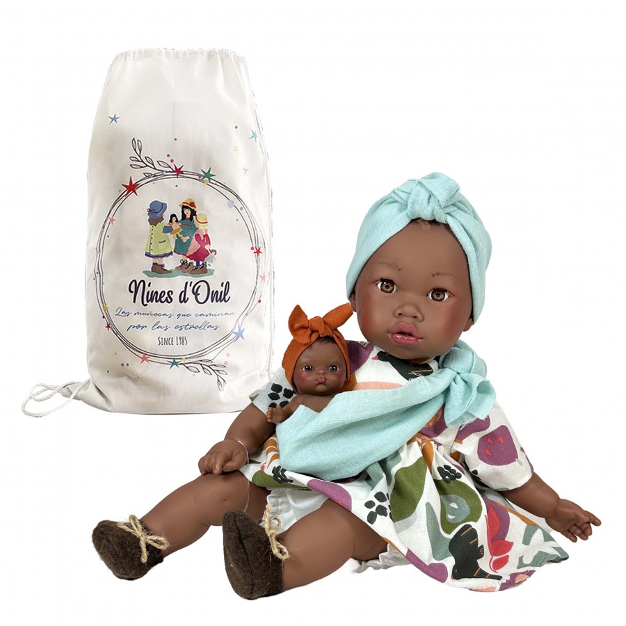 Nines D'Onil: Alika με πολύχρωμο φόρεμα και μωρό σε μάρσιπο - 40 εκ. (NDO-3770) Nines D'Onil: Alika με πολύχρωμο φόρεμα και μωρό σε μάρσιπο - 40 εκ. (NDO-3770)