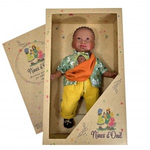 Nines D'Onil: Amir με μωρό και μάρσιπο (NDO-4420) Nines D'Onil: Amir με μωρό και μάρσιπο (NDO-4420)