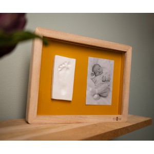 Petit Artichaut κορνίζα με μια φωτογραφία και ένα αποτύπωμα Daisy Ochre (PA1502) Petit Artichaut κορνίζα με μια φωτογραφία και ένα αποτύπωμα Daisy Ochre (PA1502)