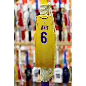 Λαμπάδα με τη φανέλα του James (2024511) Λαμπάδα με τη φανέλα του James (2024511)