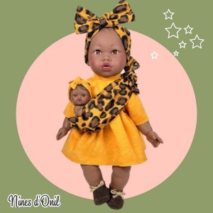 Nines D'Onil: Alica με μάρσιπο και μωράκι με κίτρινο φόρεμα (NDO-3730) Nines D'Onil: Alica με μάρσιπο και μωράκι με κίτρινο φόρεμα (NDO-3730)