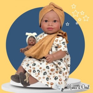 Nines D'Onil: Μωρό Maria με καφέ φόρεμα και μωρό σε μάρσιπο (NDO-4440)